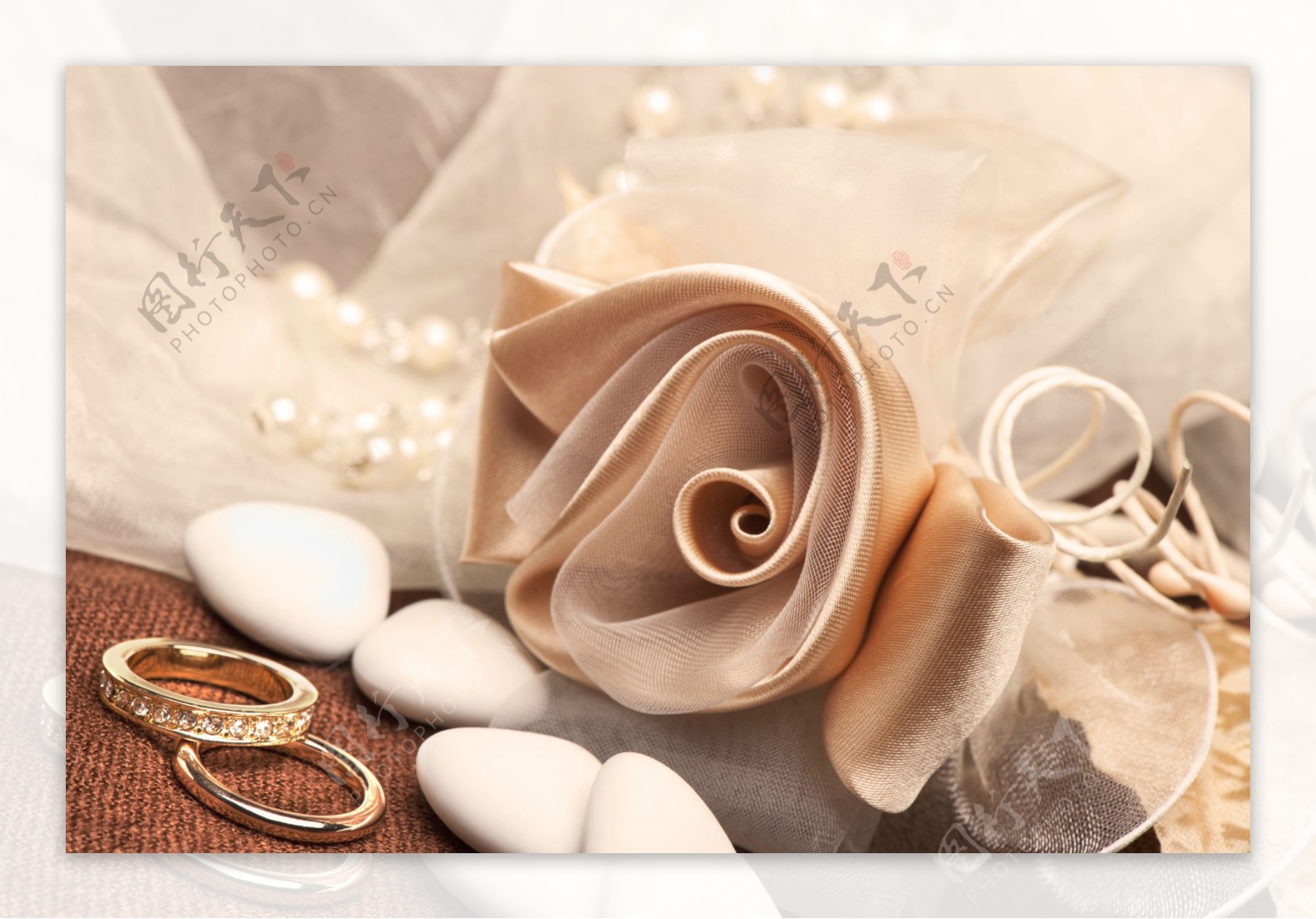 丝绸与结婚戒指图片
