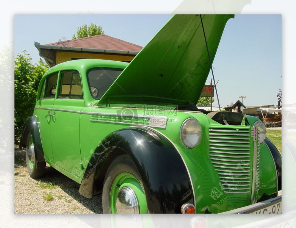 老式绿色汽车