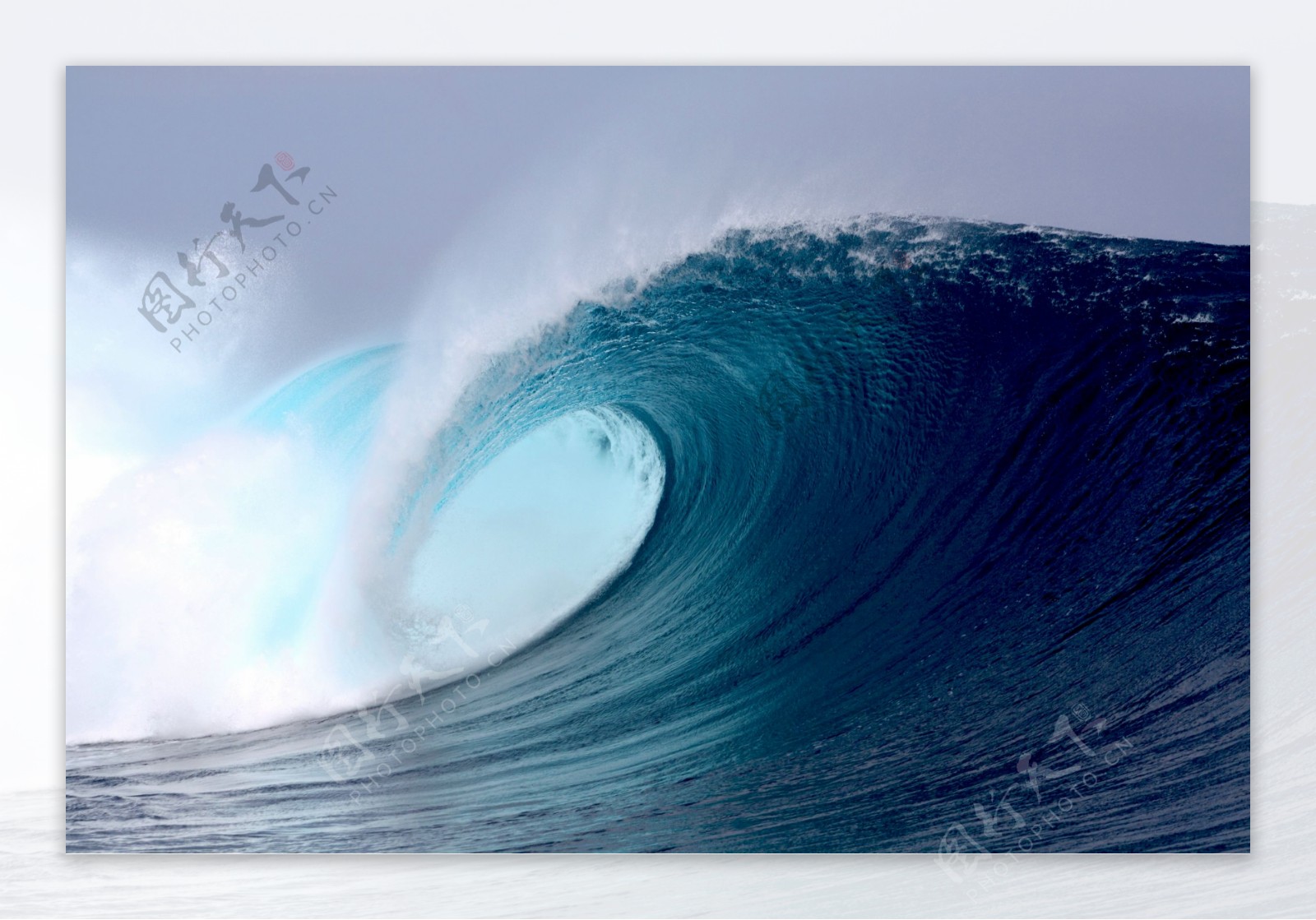 巨大的蓝色的海浪图片