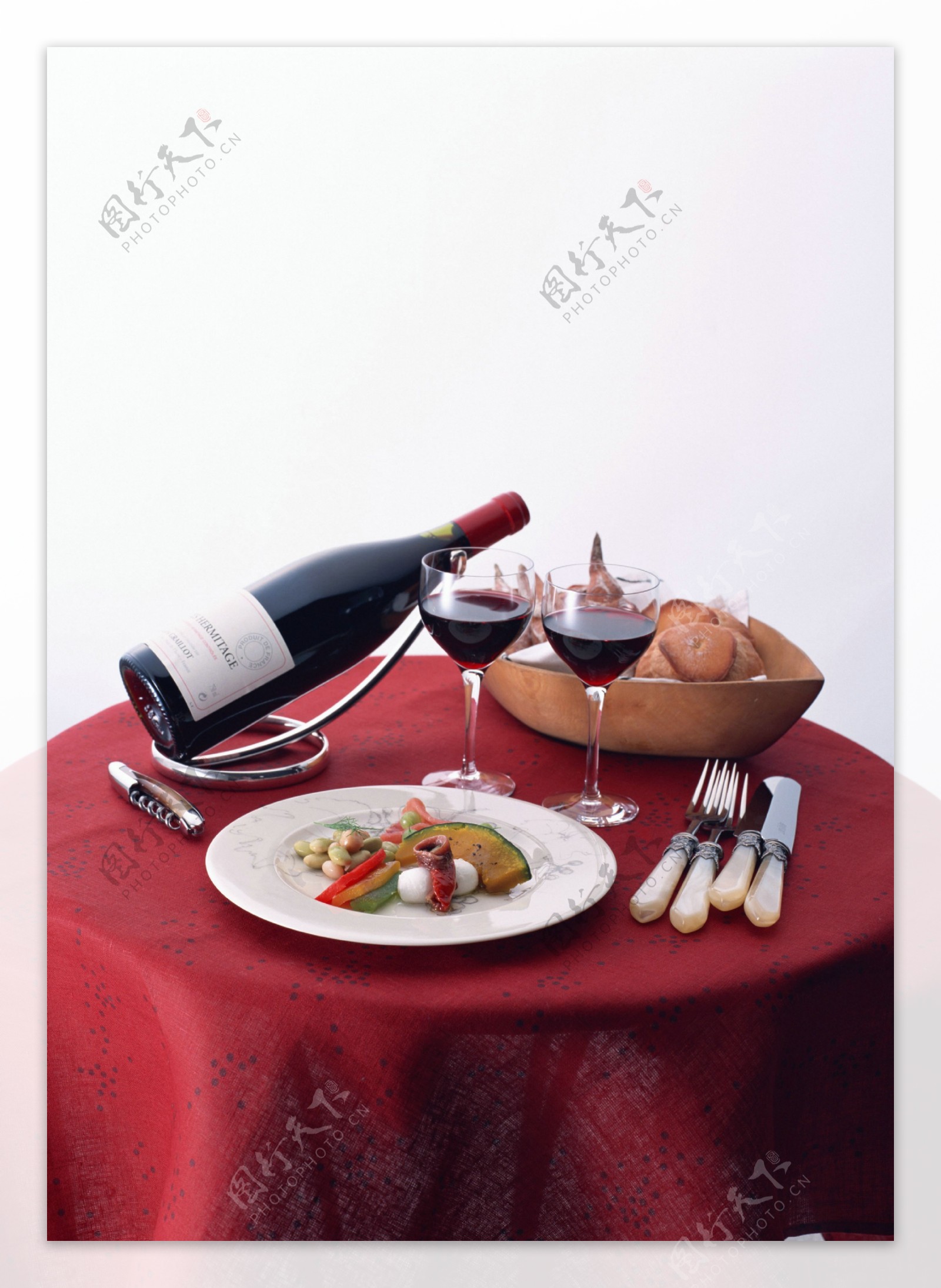 餐桌上的美食与美酒图片