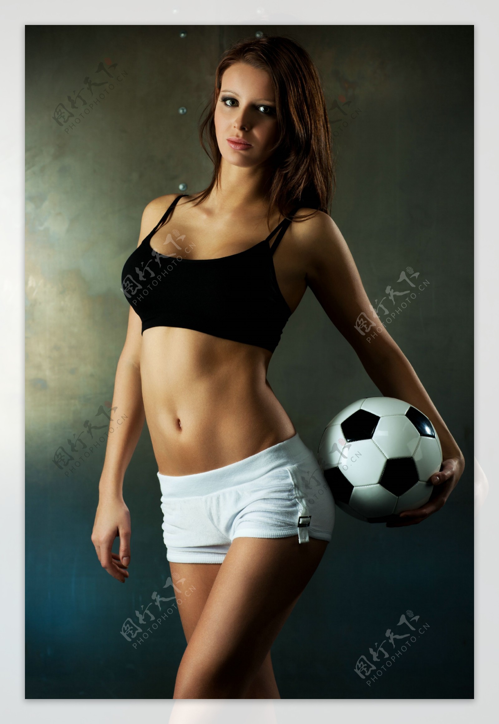 抱着足球的性感美女图片