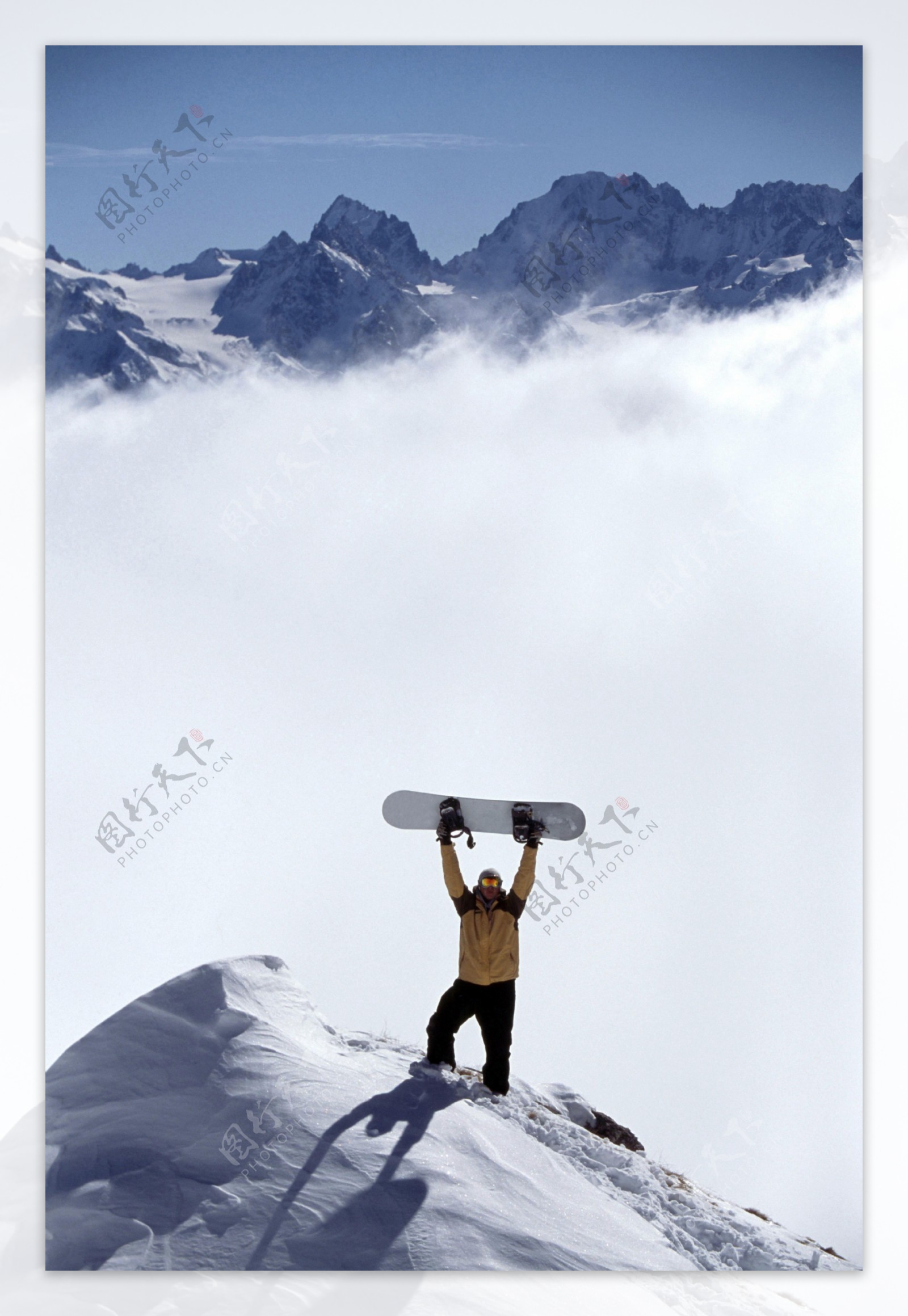 茫茫雪海滑雪的男人PSD素材图片