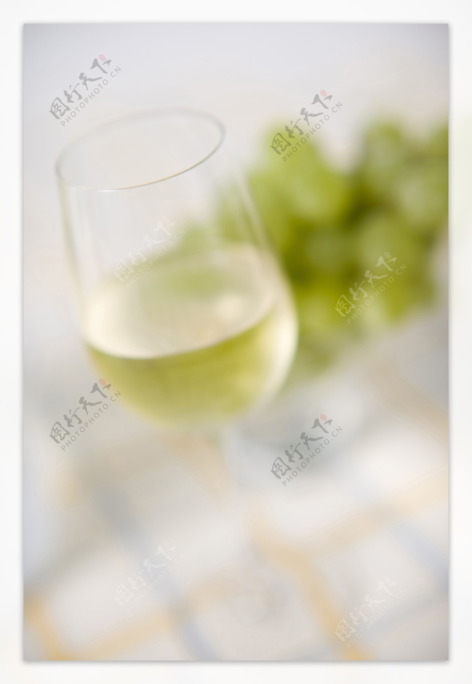 朦胧的高脚杯葡萄酒图片图片