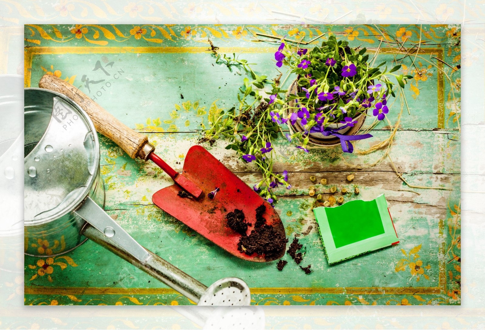 喷壶铁锹与鲜花图片