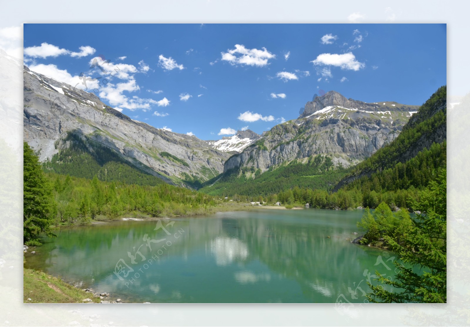 高山湖水背景图片