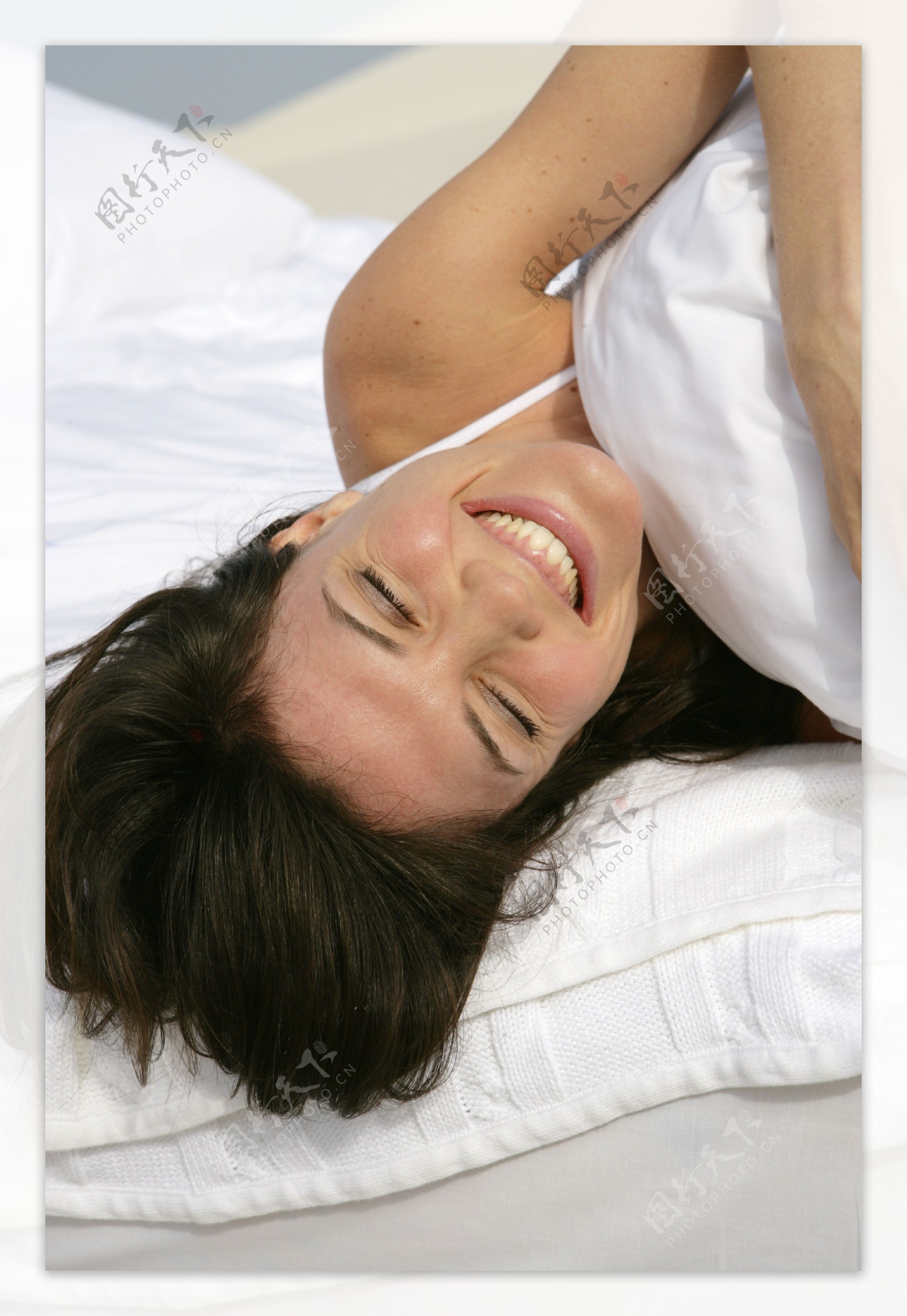 床上开心的女人图片