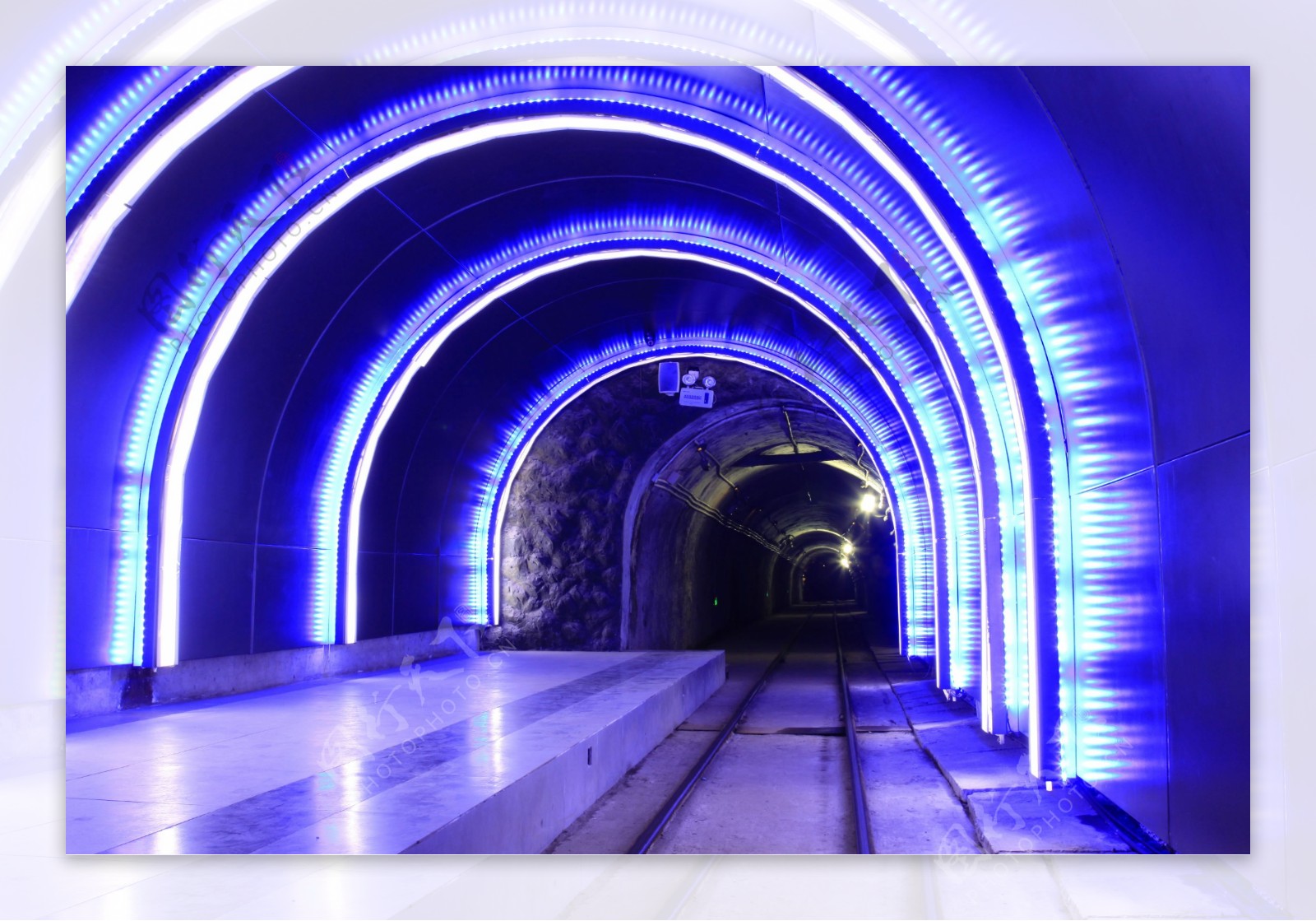 蓝色亮光的隧道