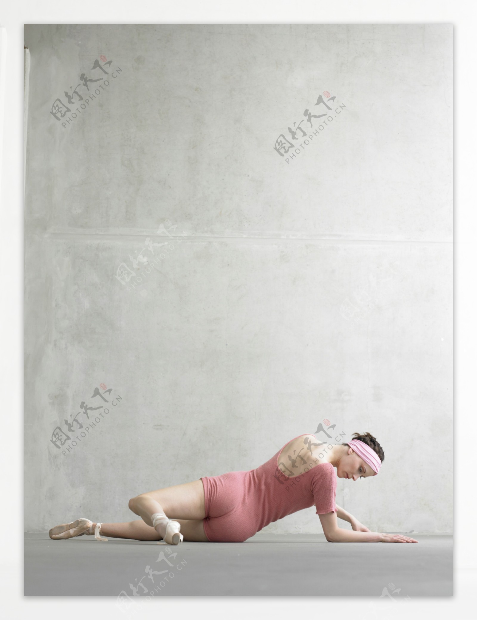 侧身躺着的健身舞蹈美女图片
