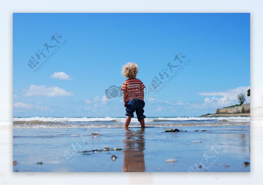 孩子站在上海滩湿
