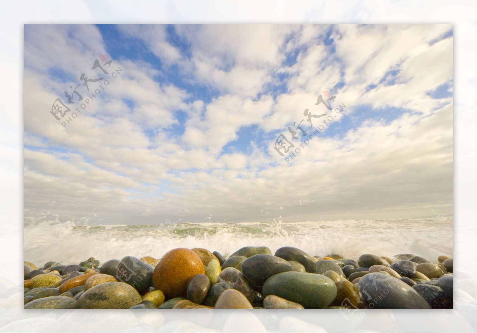 海岸冲击的鹅卵石图片