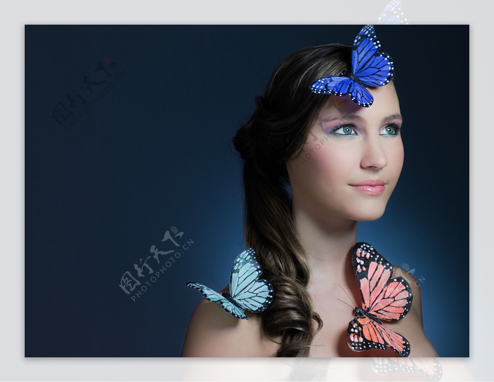 身上落着蝴蝶的蓝眼睛女孩图片图片