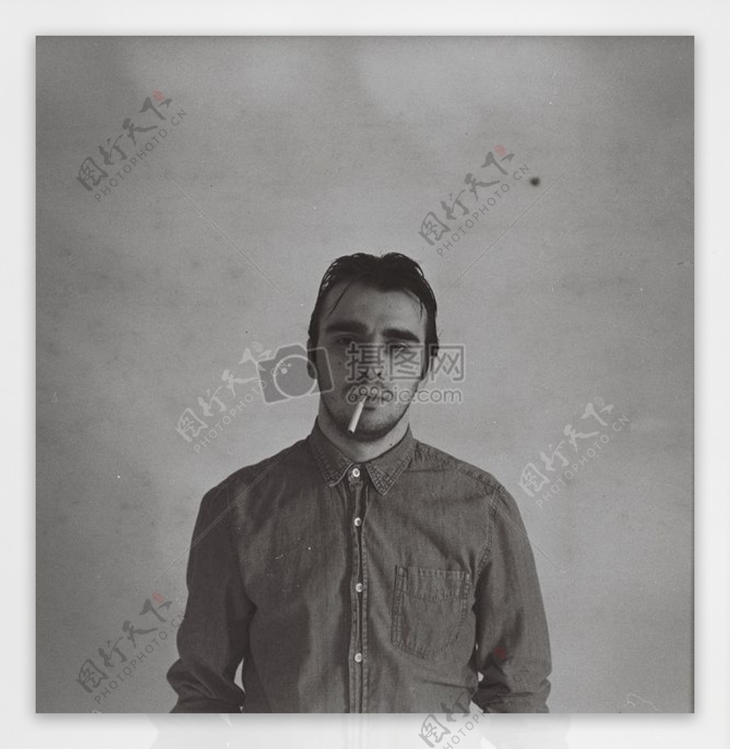 男人的灰度图像的衬衫与香烟