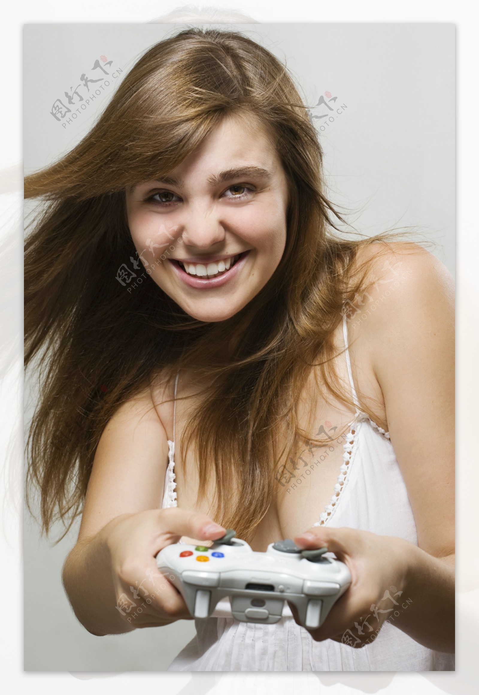 开心玩游戏的性感美女图片