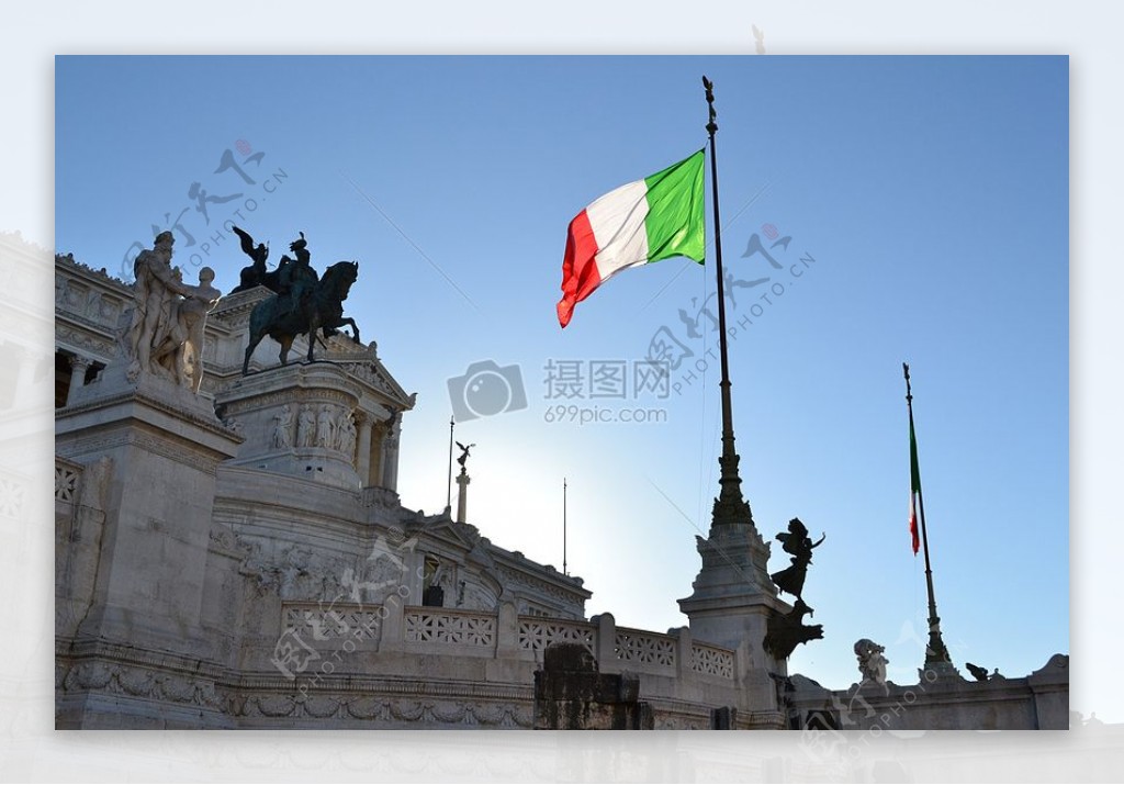 城堡前飘扬的意大利国旗