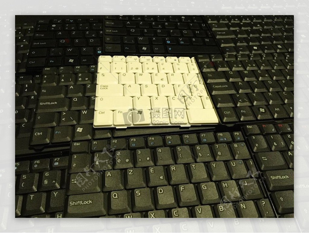 黑色键盘中的白色键盘
