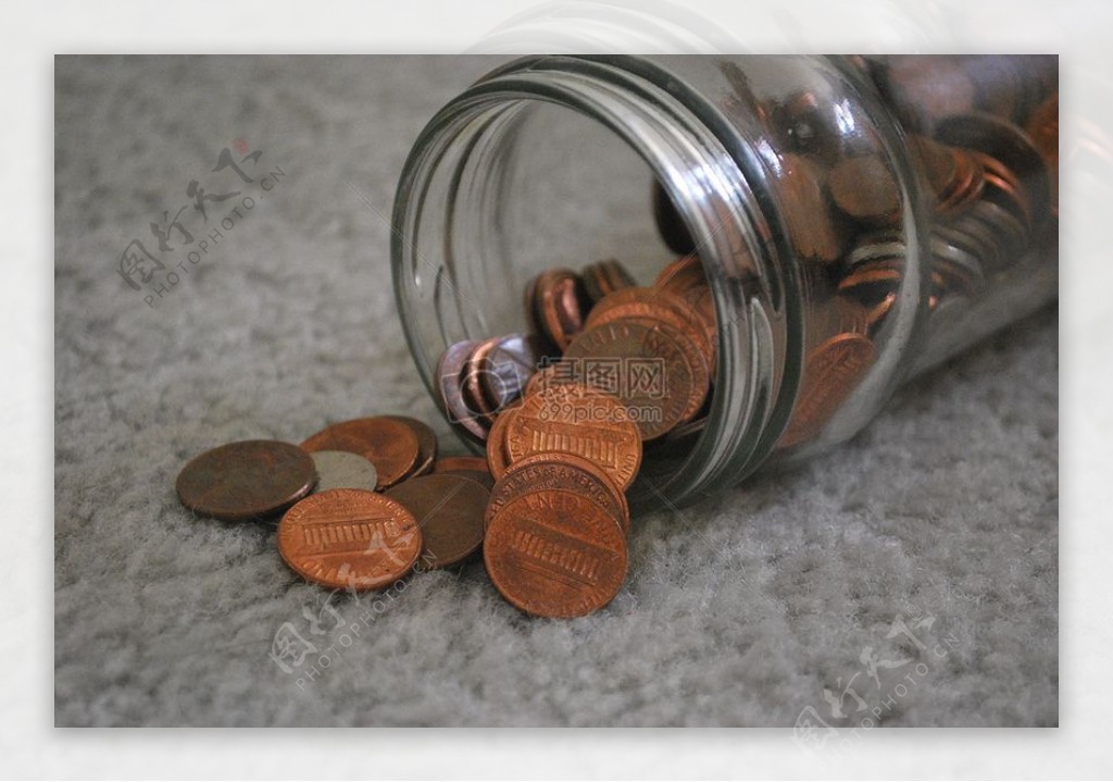 玻璃罐里溢出的硬币