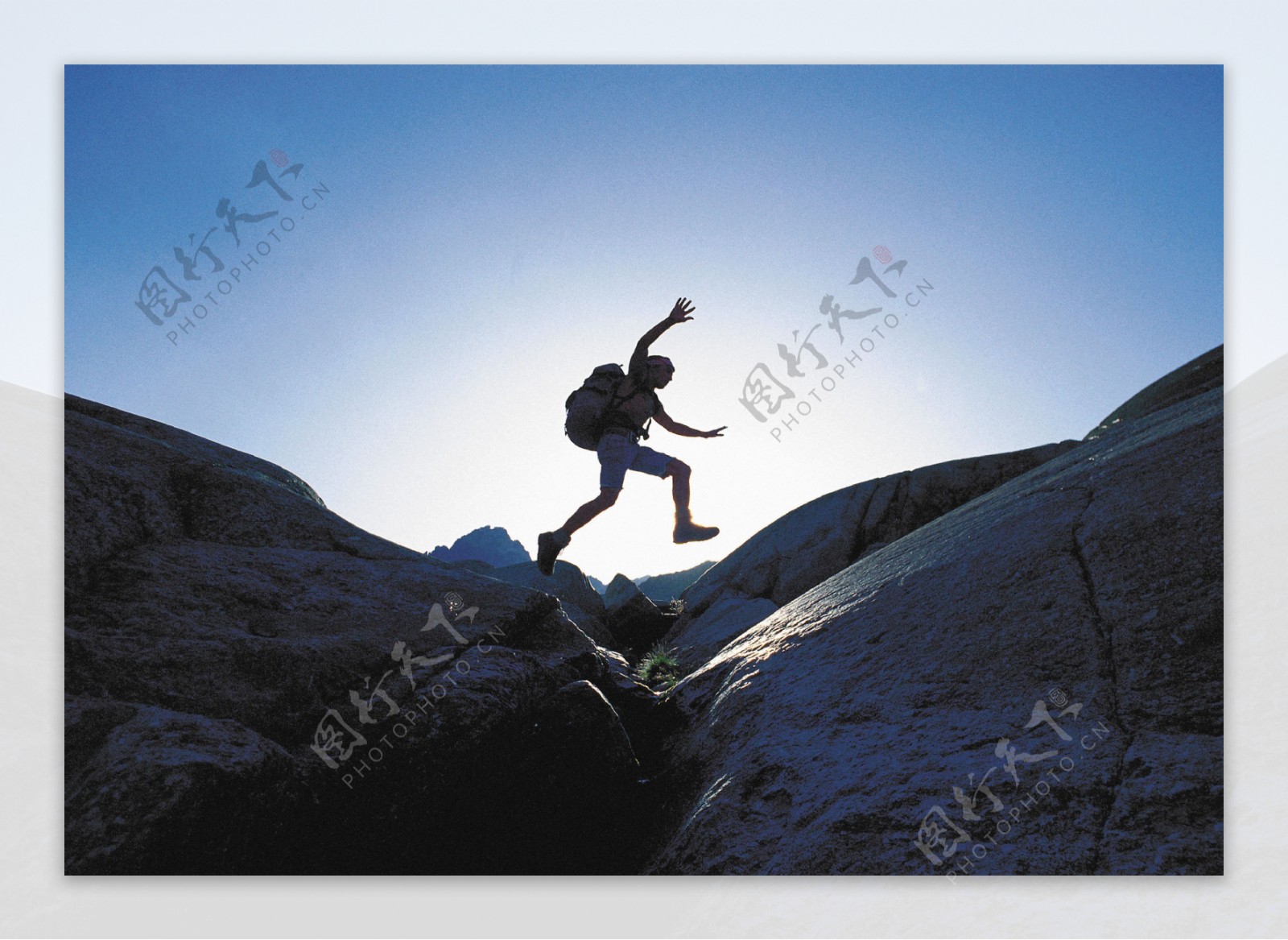 旅游爬山登山跳跃人背包图片