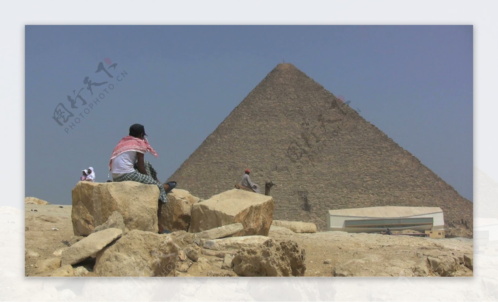 埃及金字塔的男孩和股票的录像视频免费下载