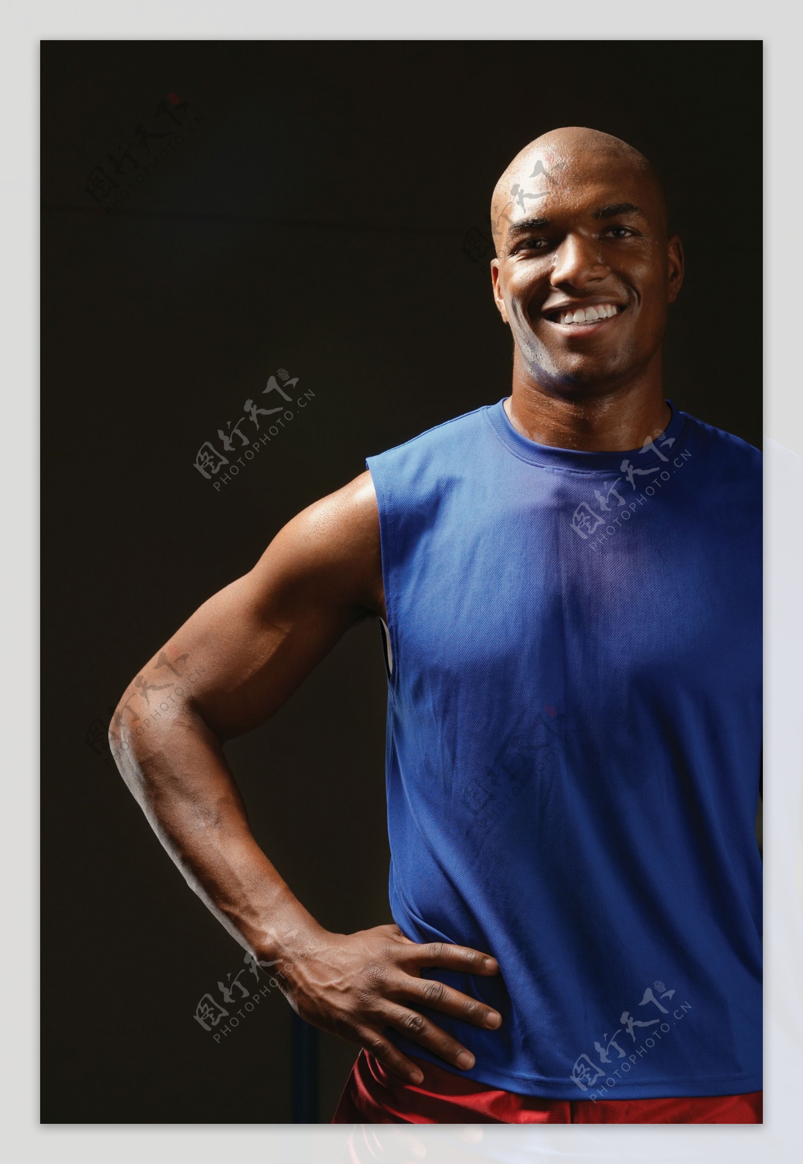 自信笑容的黑人运动员高清图片