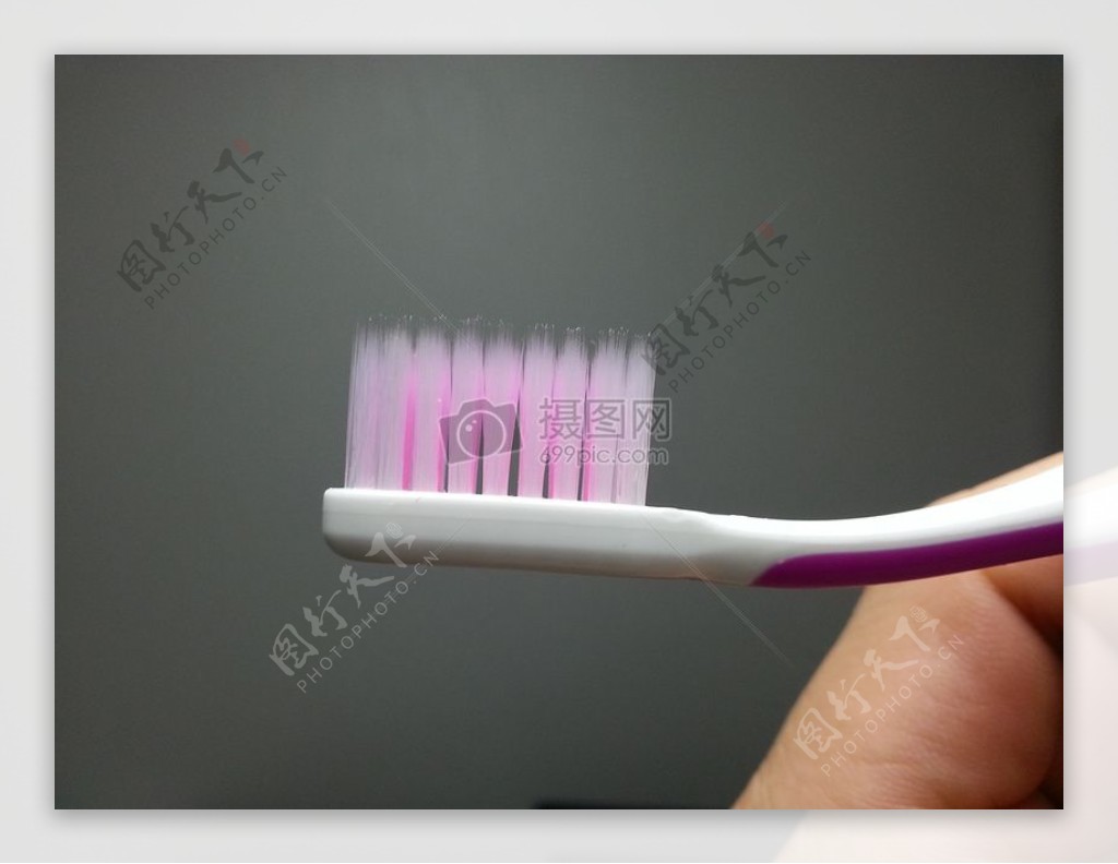 一个粉色的牙刷