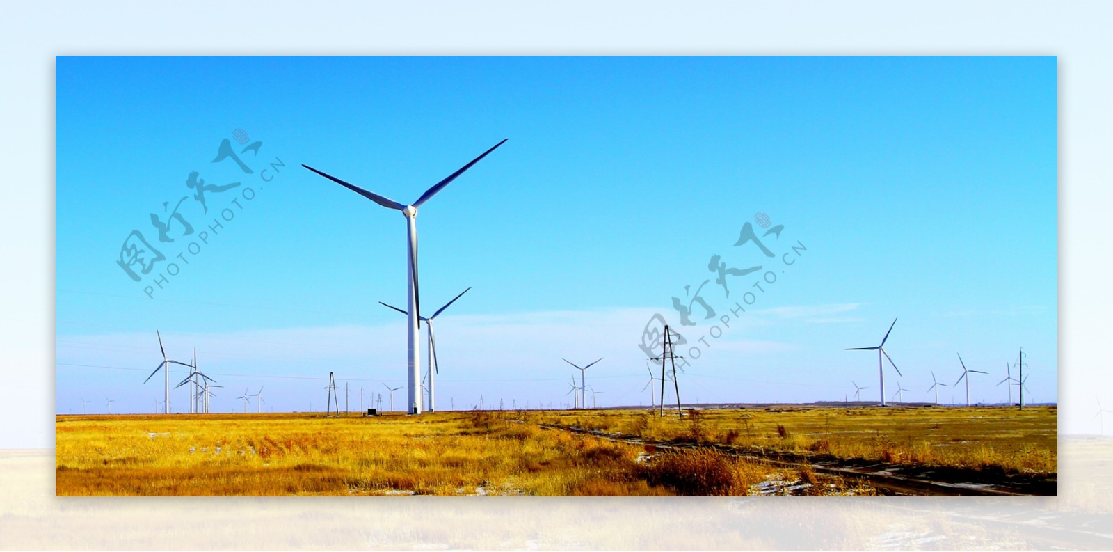 草原上的风力发电图片