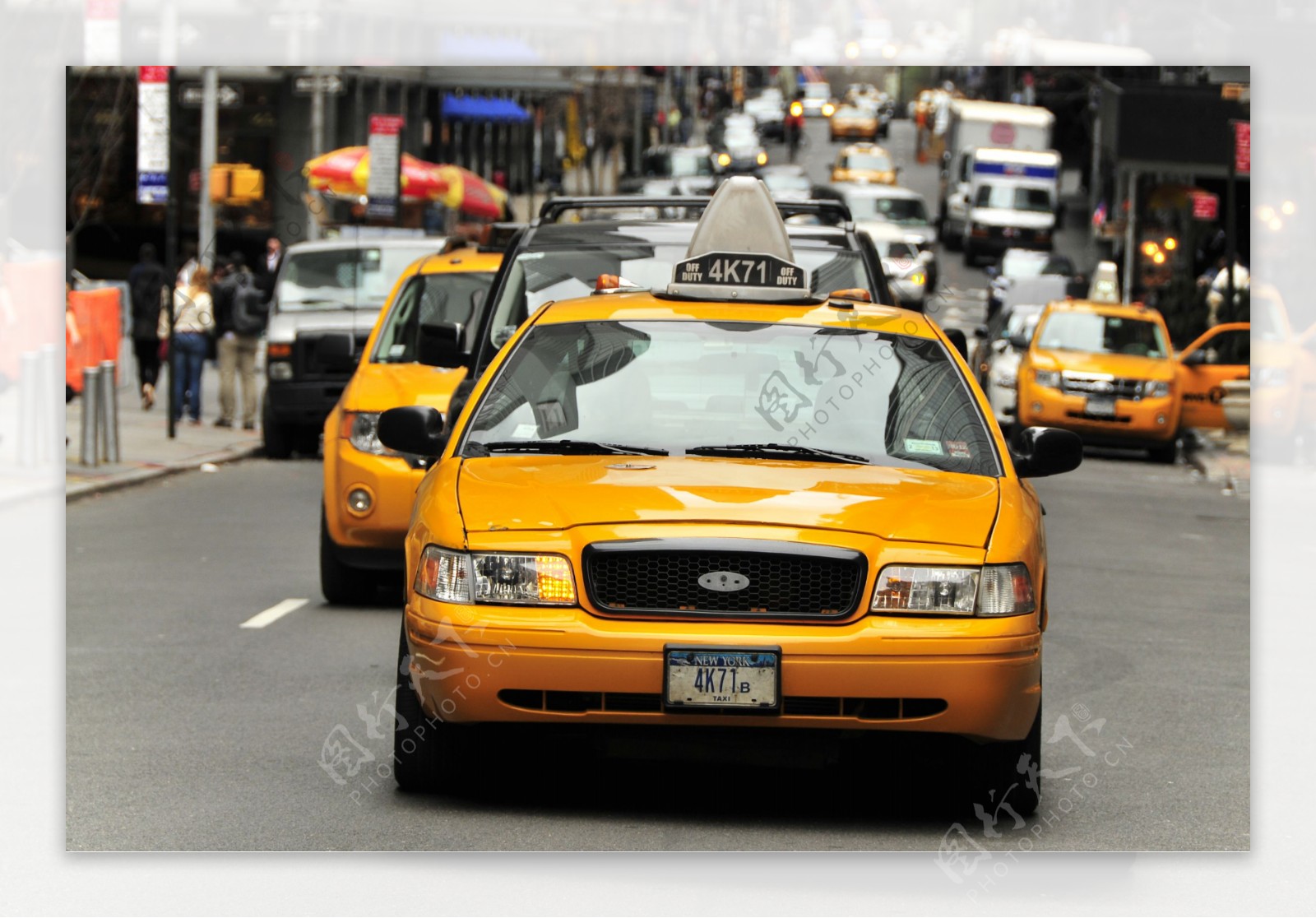 城市里的黄色出租车图片