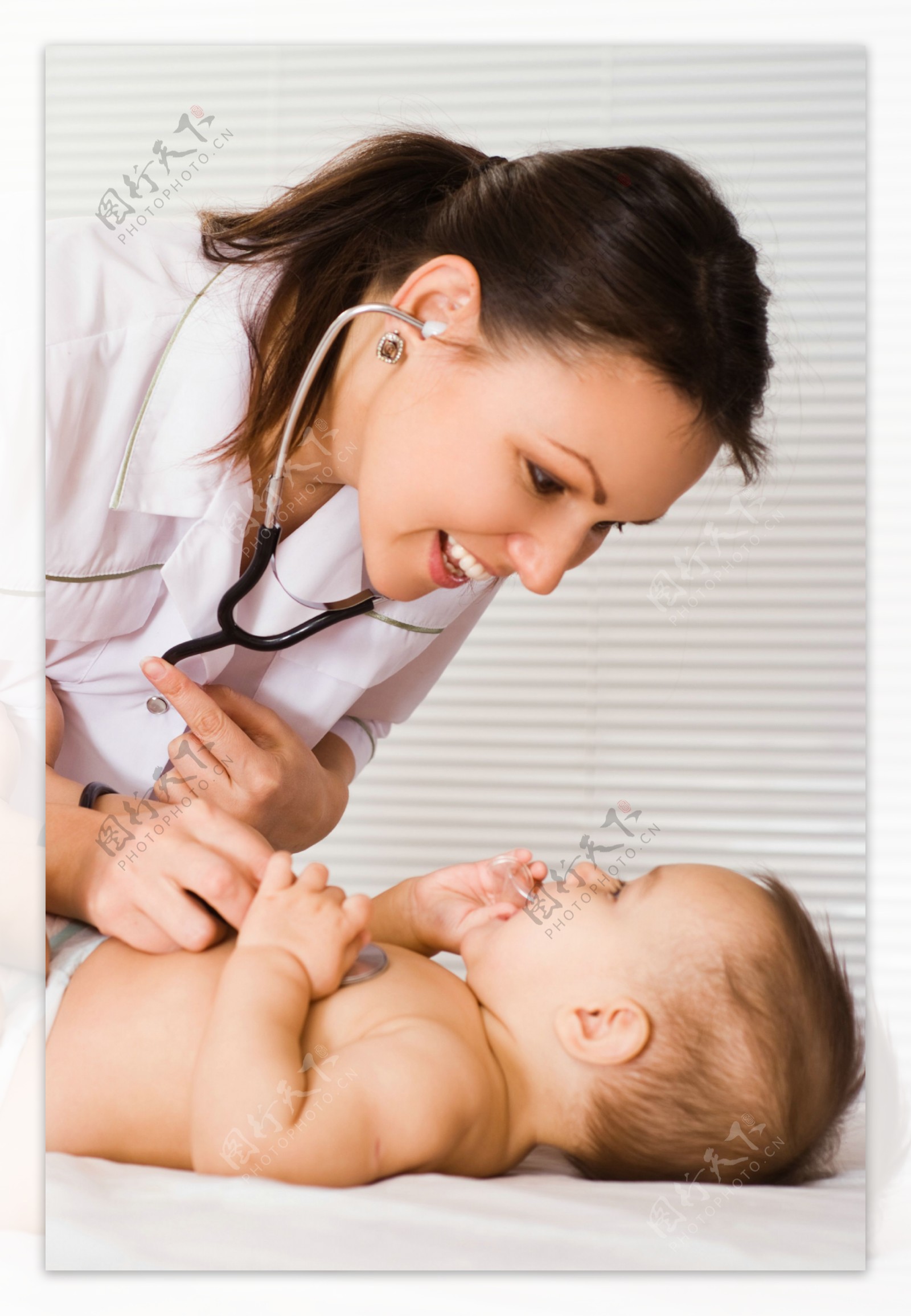 给宝宝检查身体的医生图片