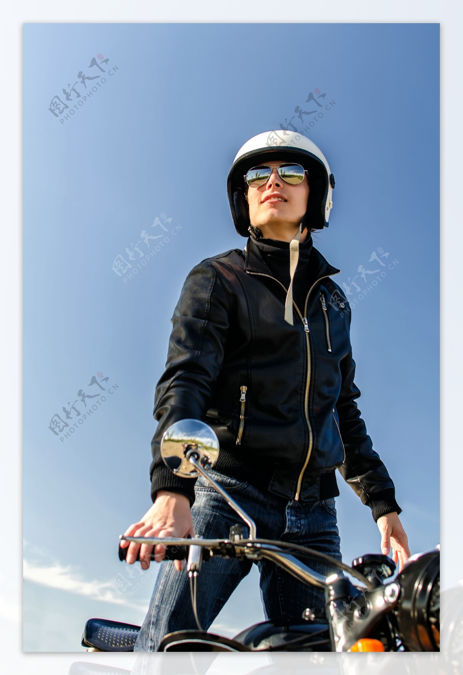 摩托车上站起来的男人图片