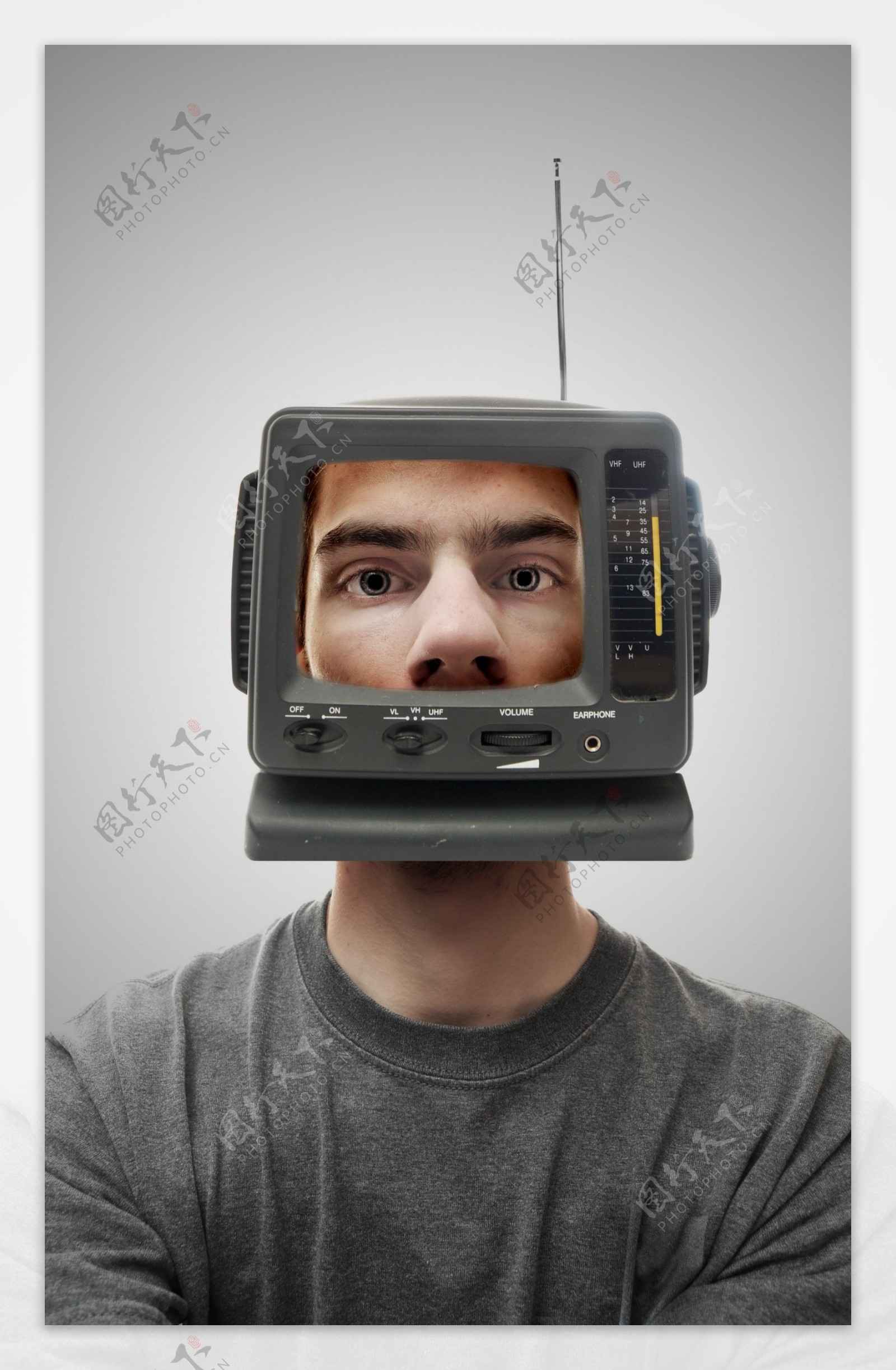 男人头上的电视机图片