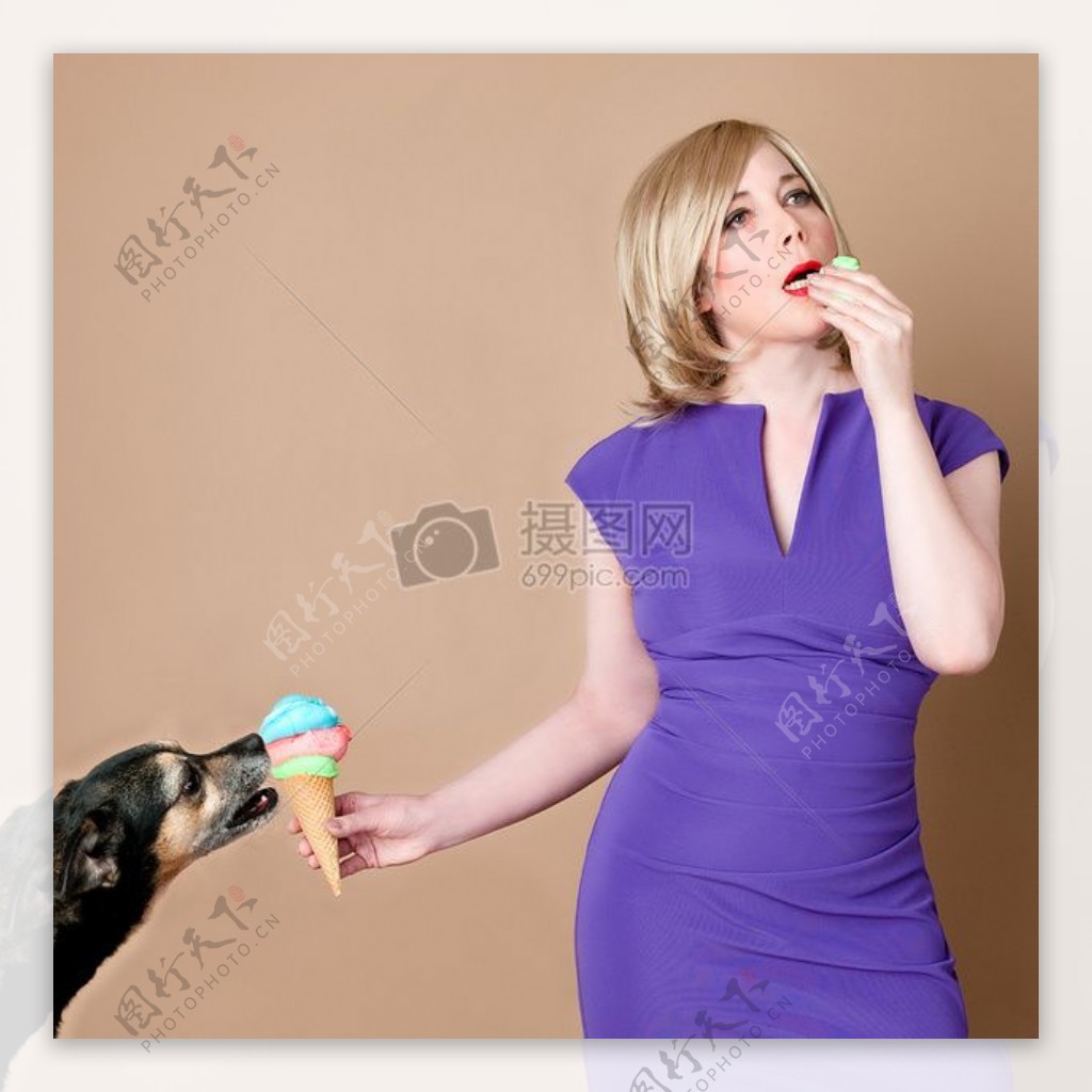 女性在紫拆分领帽套Bodycon连衣裙控股锥冰淇淋由黑谭狗舔