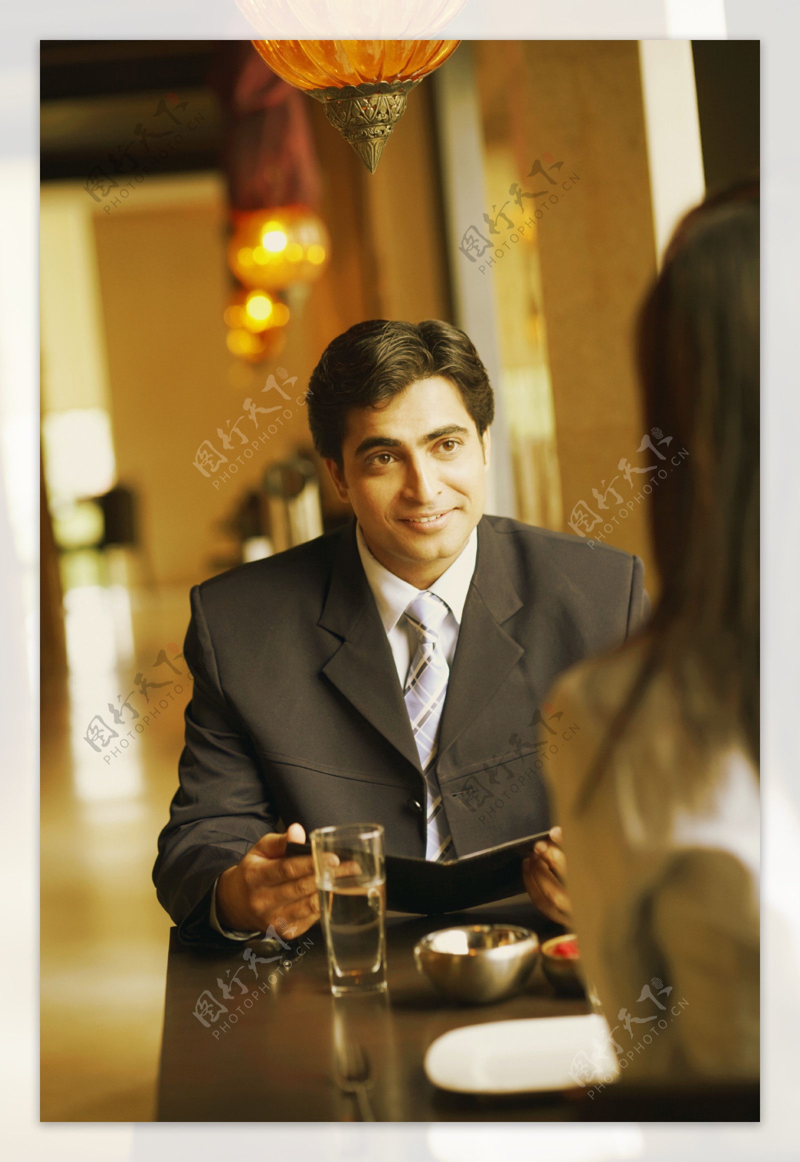 酒店约会的商务人士图片