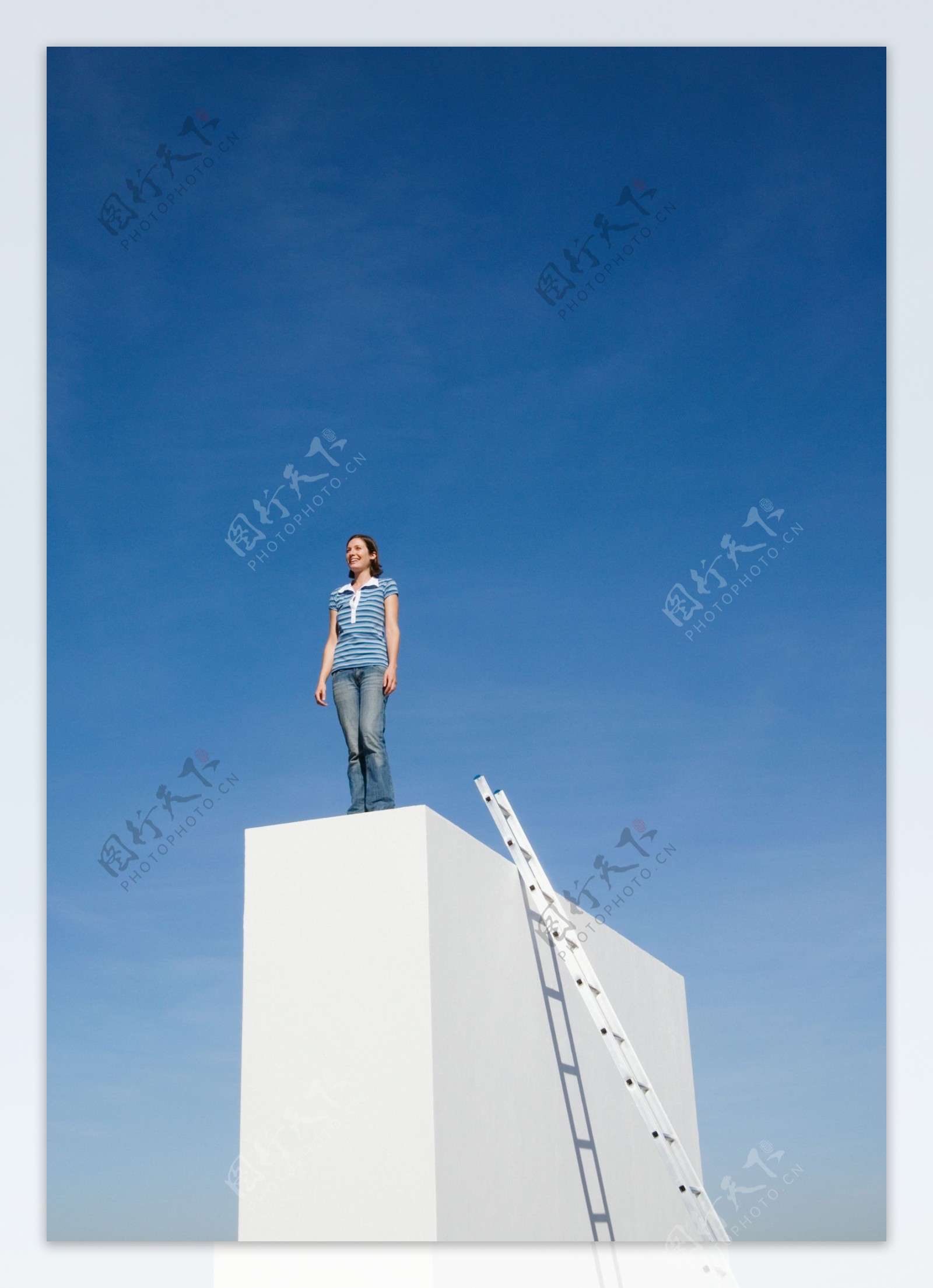 站在高处微笑的女人图片图片