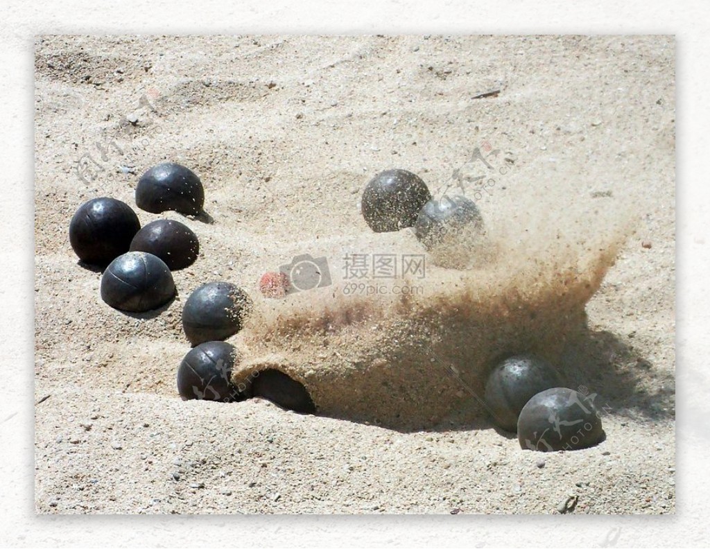 沙滩上的铁球