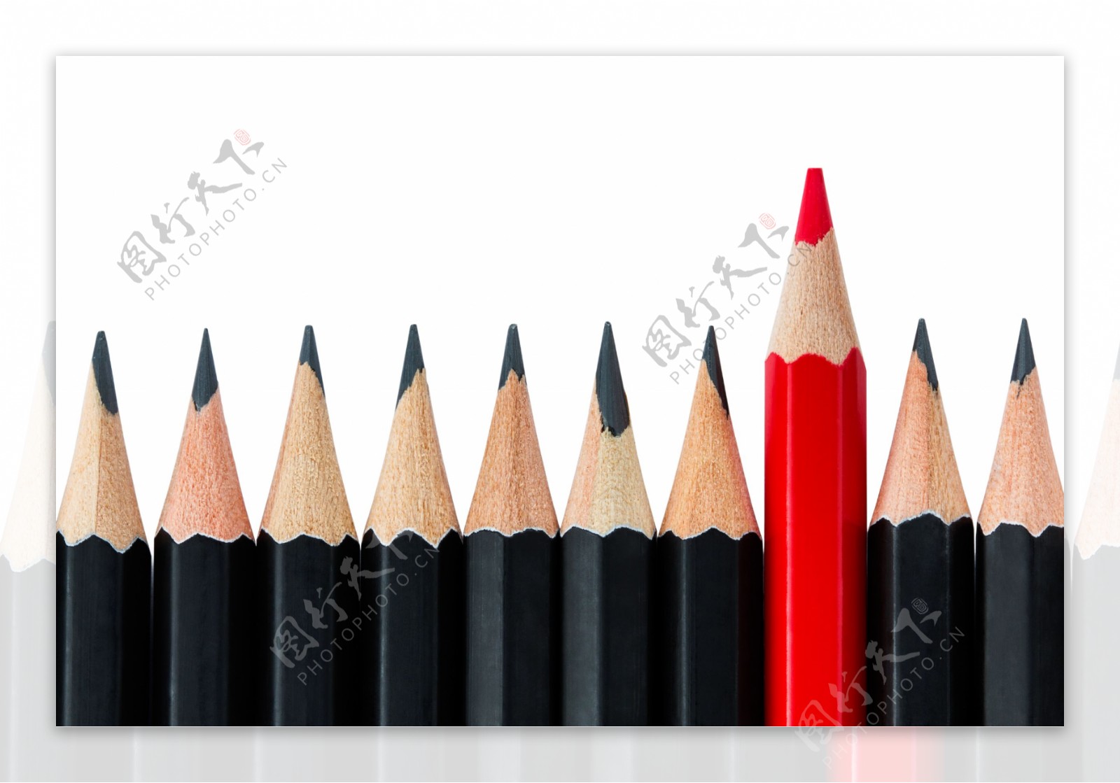 红色铅笔与黑色铅笔