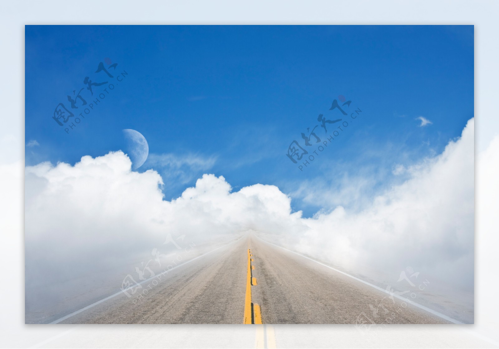 白云与道路图片