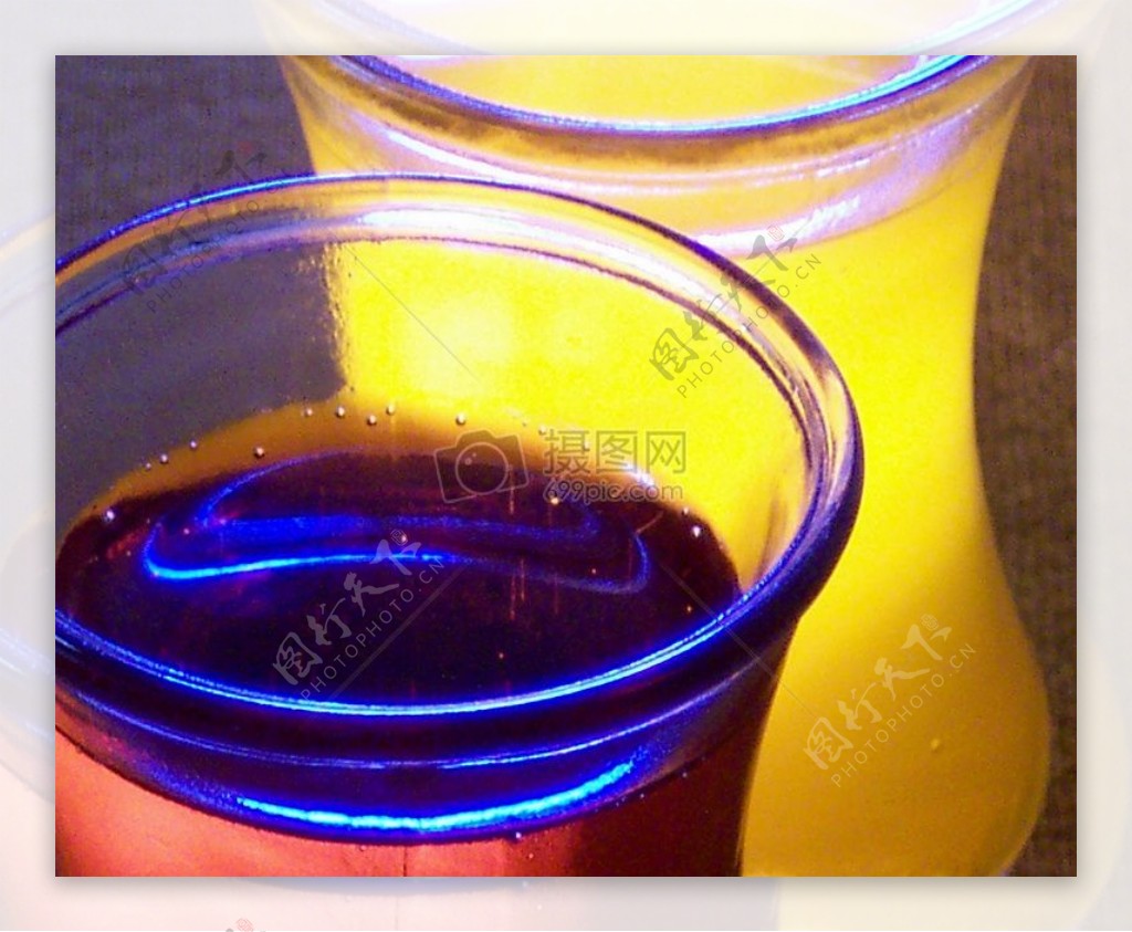 装满彩色液体的杯子