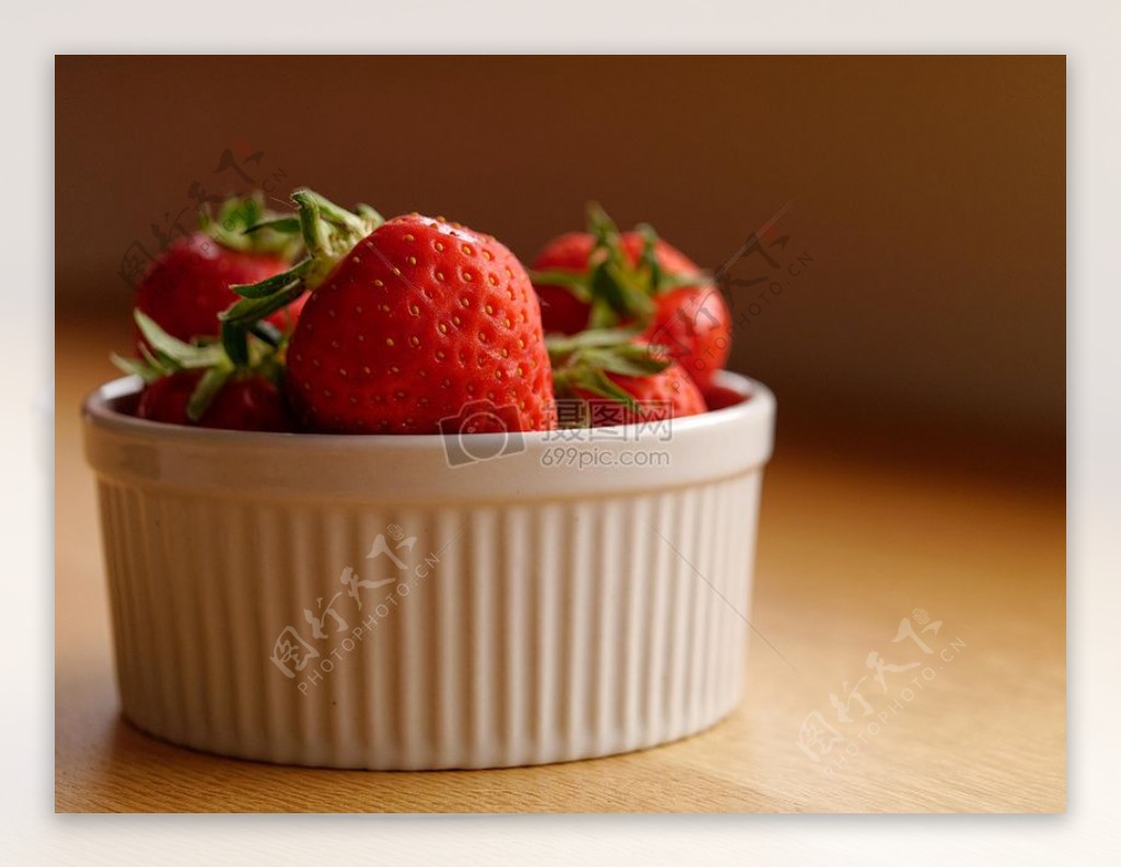 白色碗里的草莓