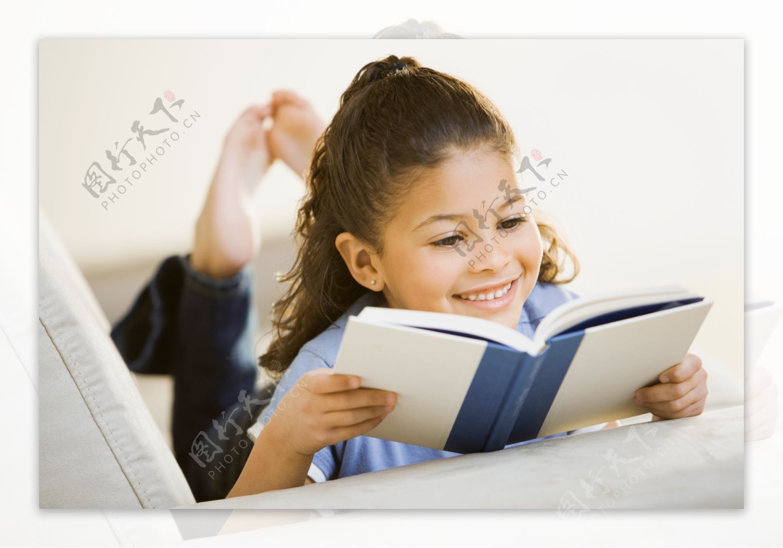 看书学习的小女孩图片