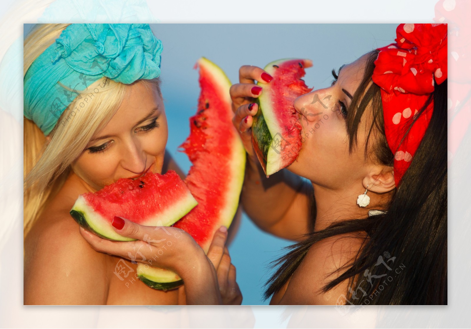 吃西瓜的两个美女图片