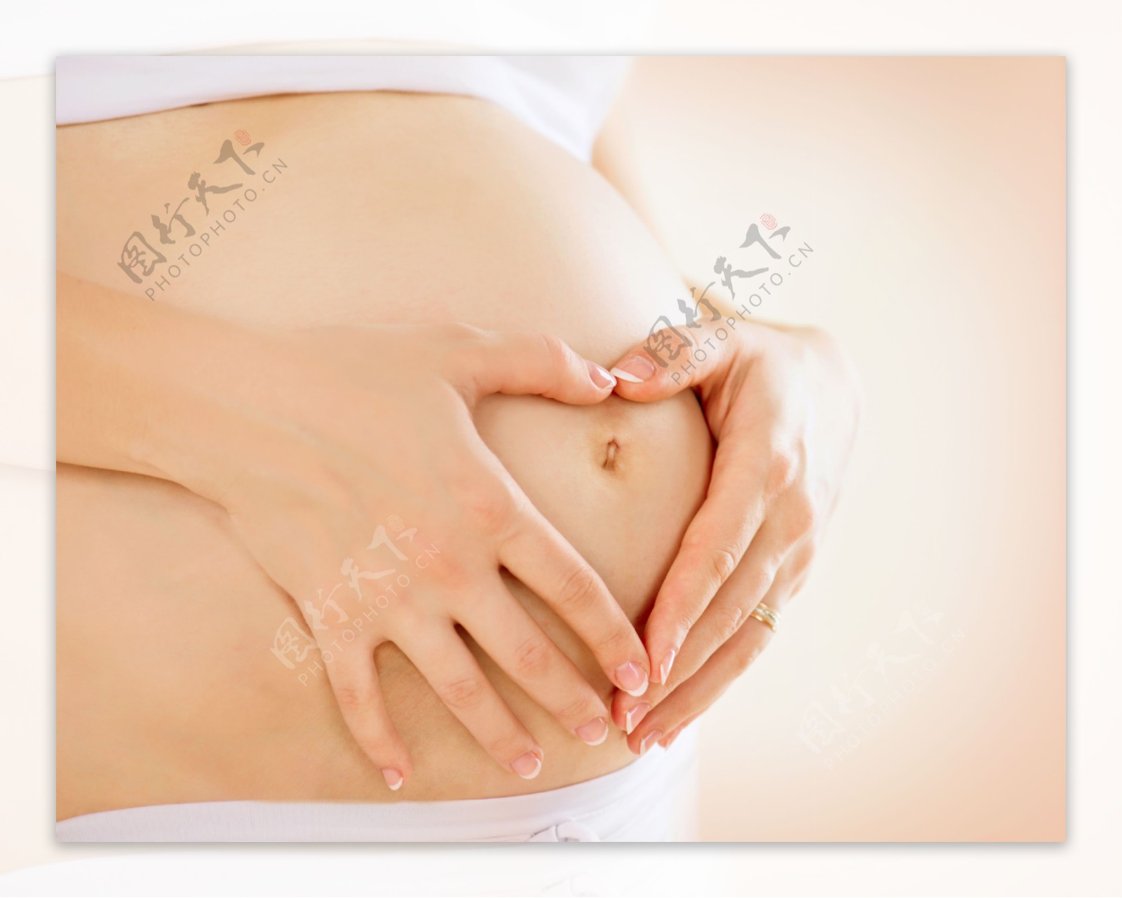 双手放在肚子上的孕妇图片