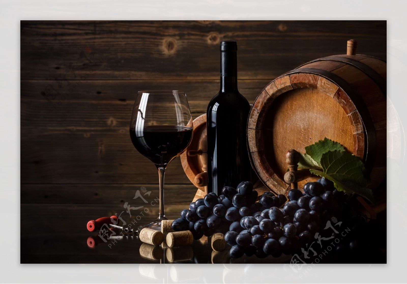 红酒桶与葡萄酒图片