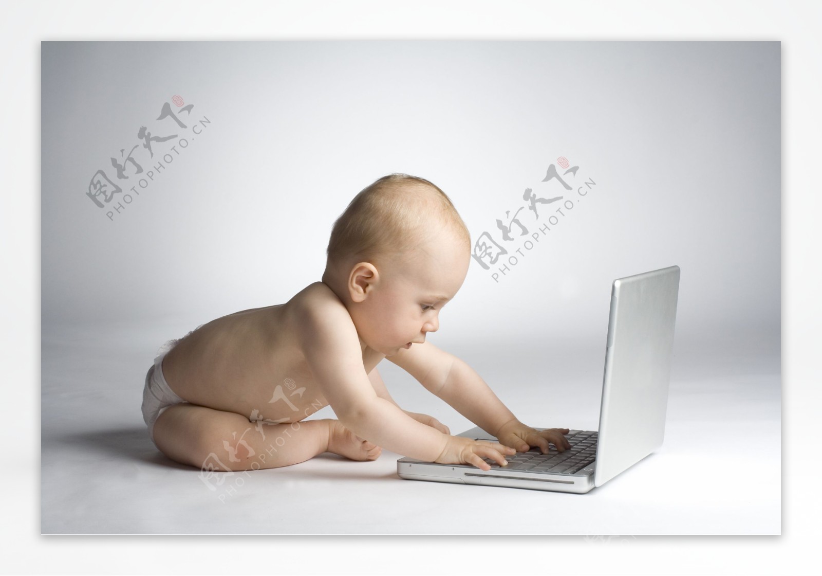 玩耍电脑的外国婴幼儿图片