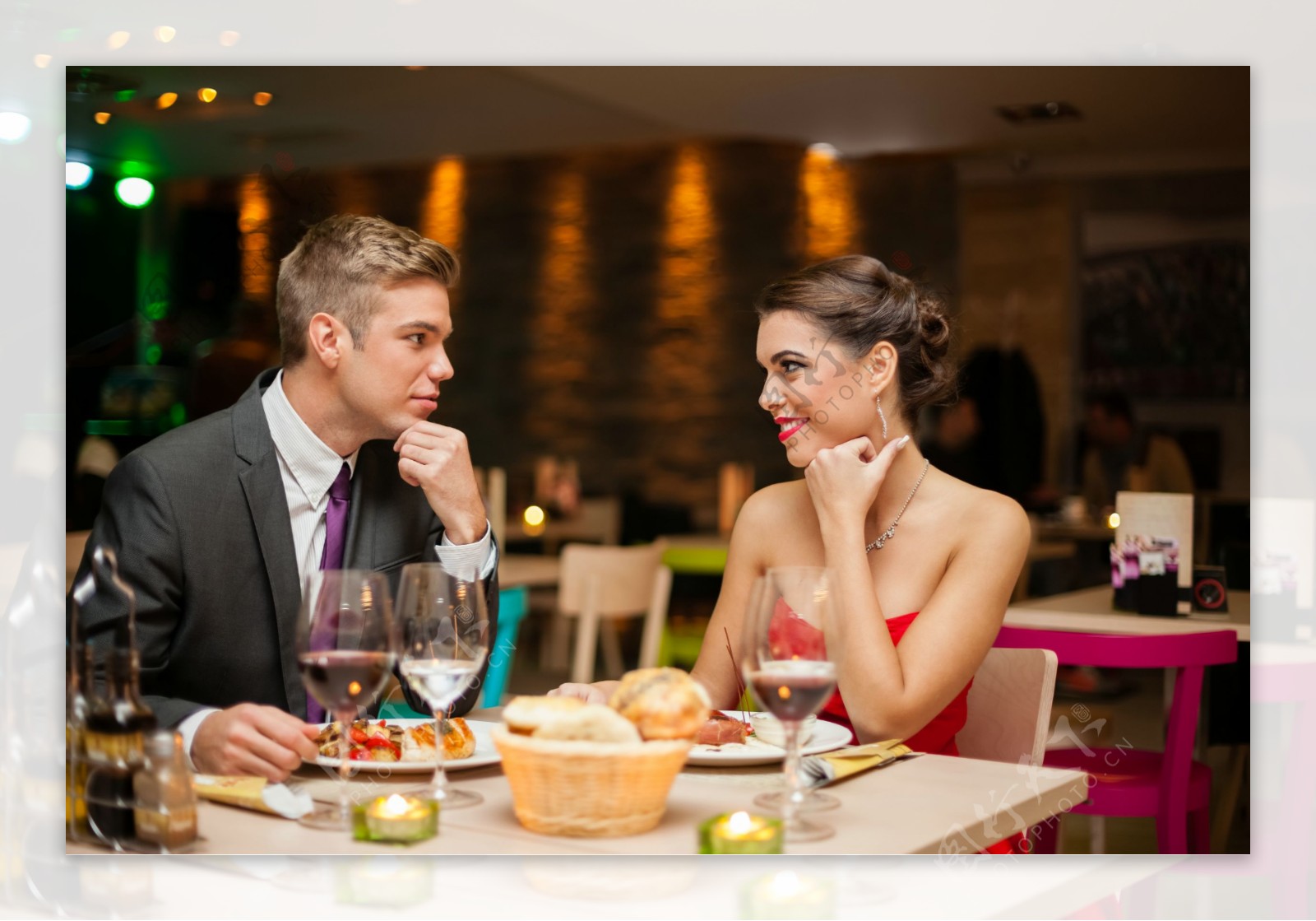 餐厅内深情相视的情侣图片