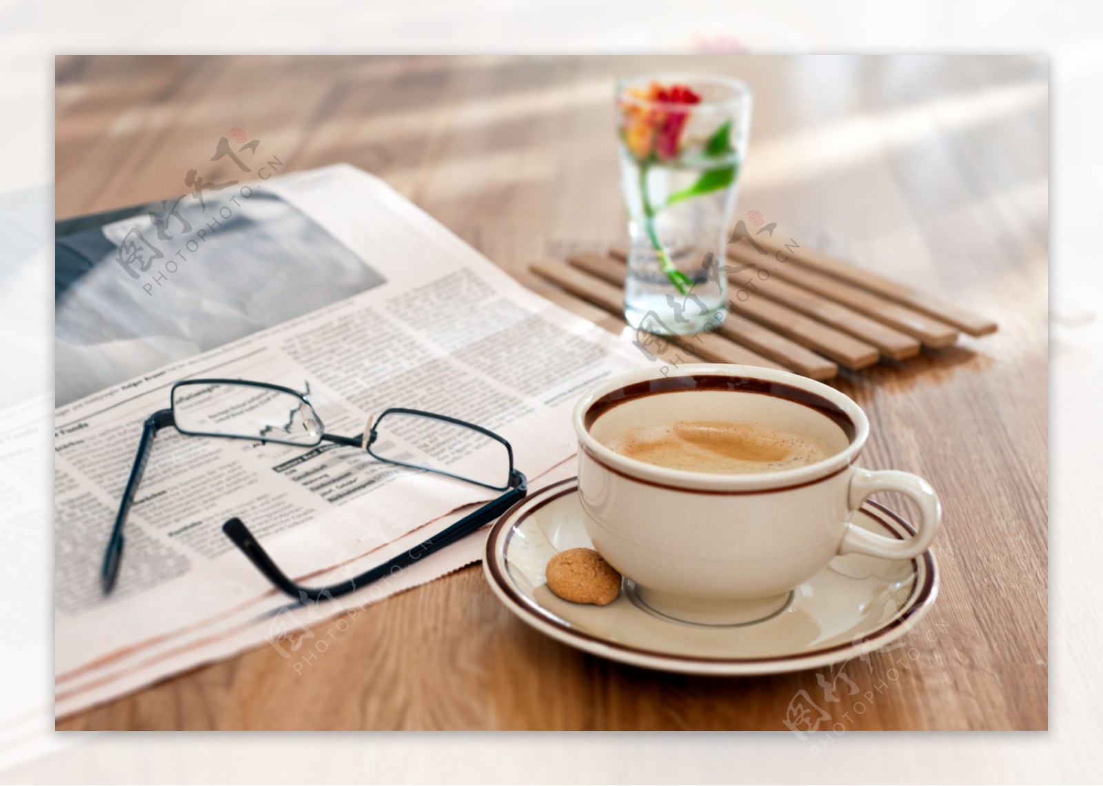 报纸眼镜咖啡图片
