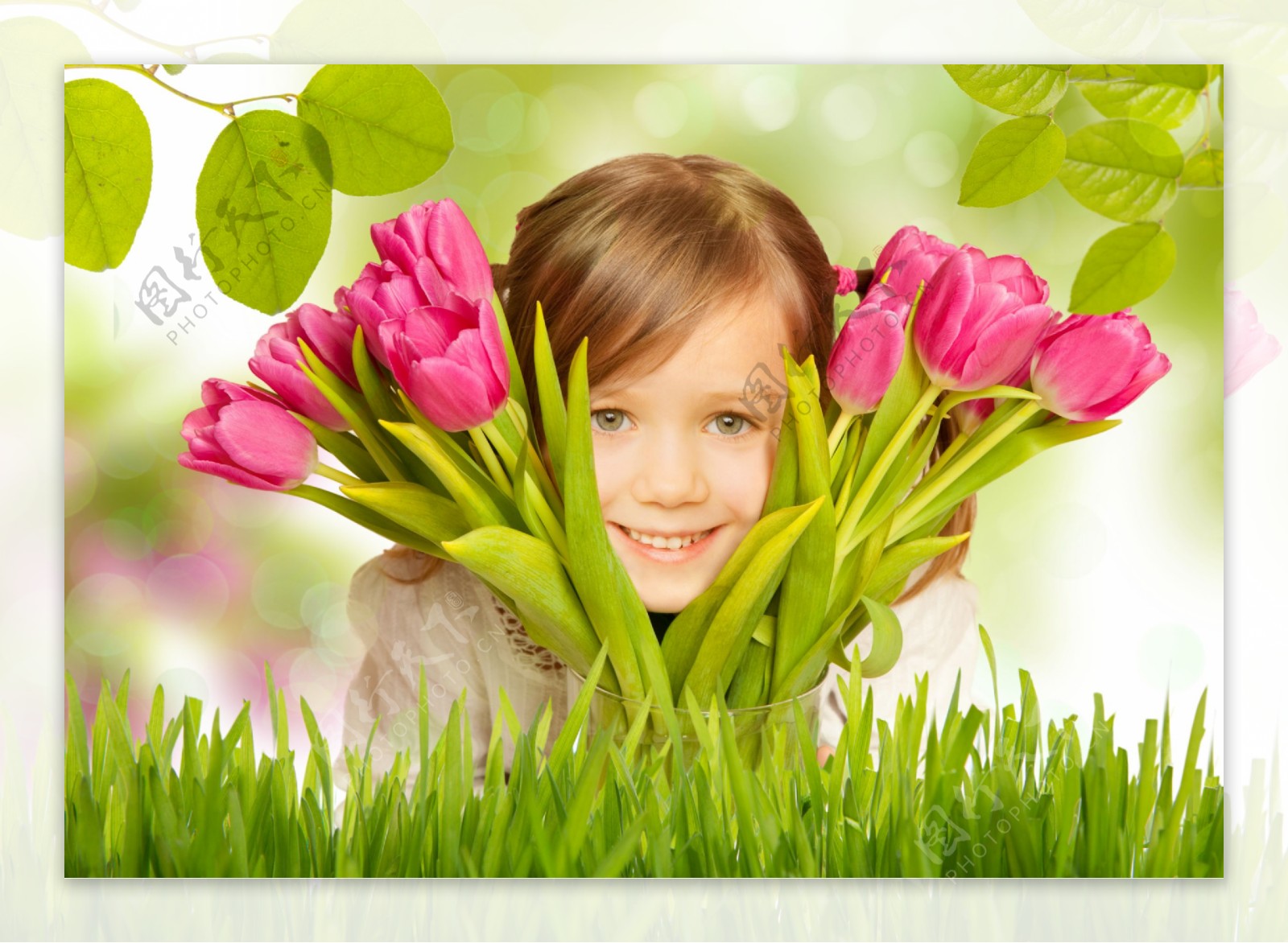 可爱小女孩与郁金香花朵图片