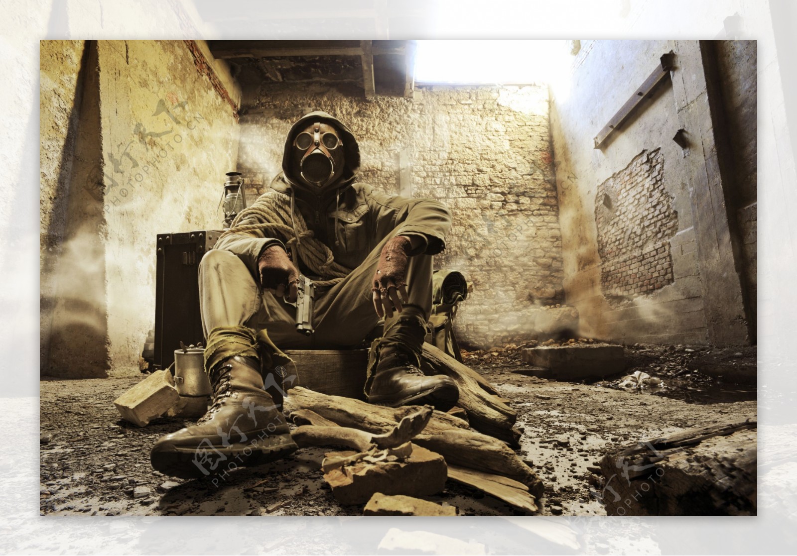 废墟建筑里的生化战士图片