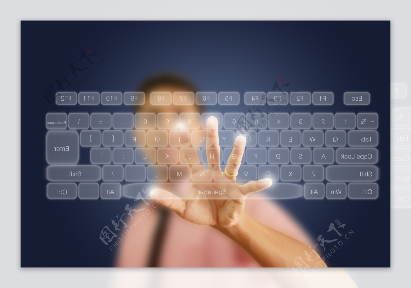手指点击键盘的商务男士图片