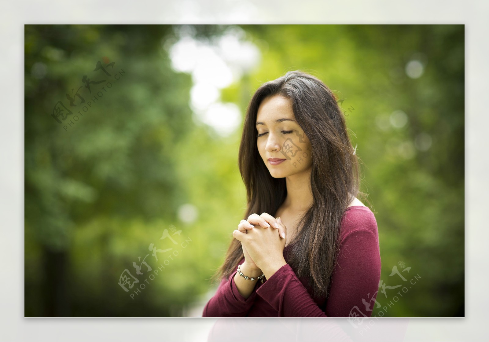祷告的美女图片