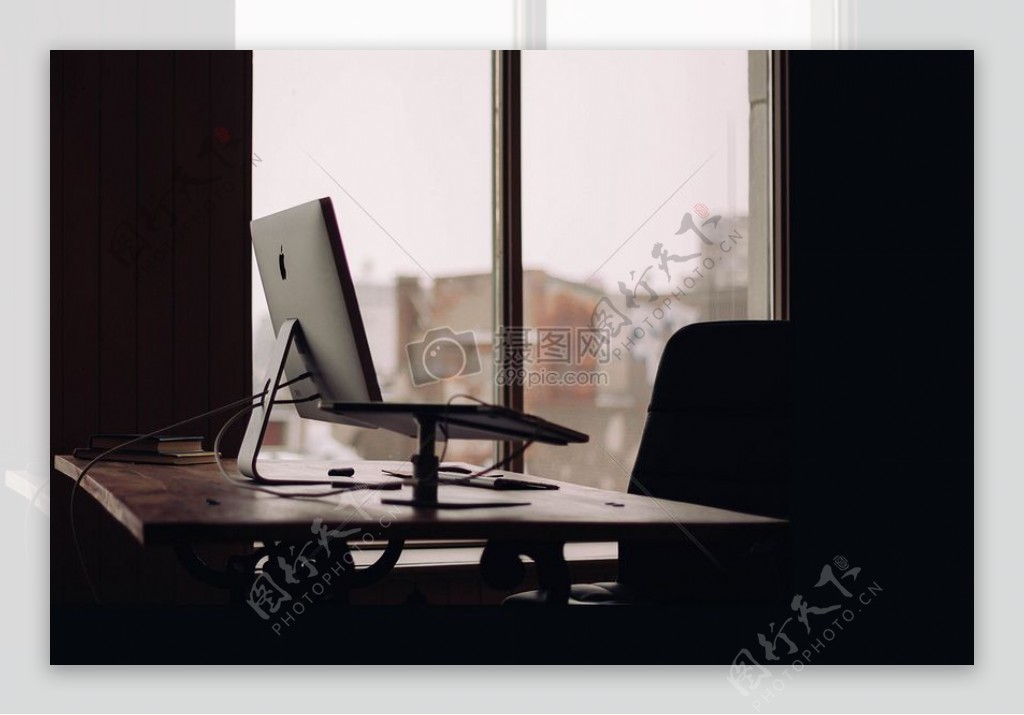 的MacBook亲剪影表iMac电脑窗平工作场所设置