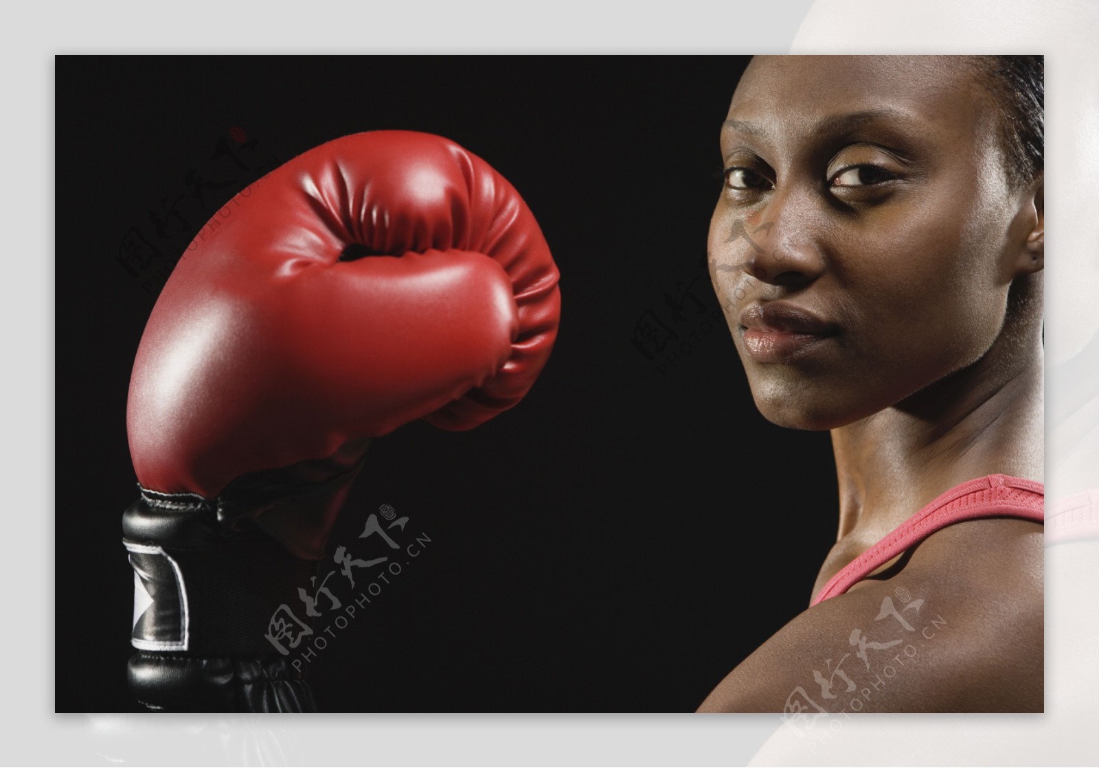 女拳击手在擂台上训练-蓝牛仔影像-中国原创广告影像素材